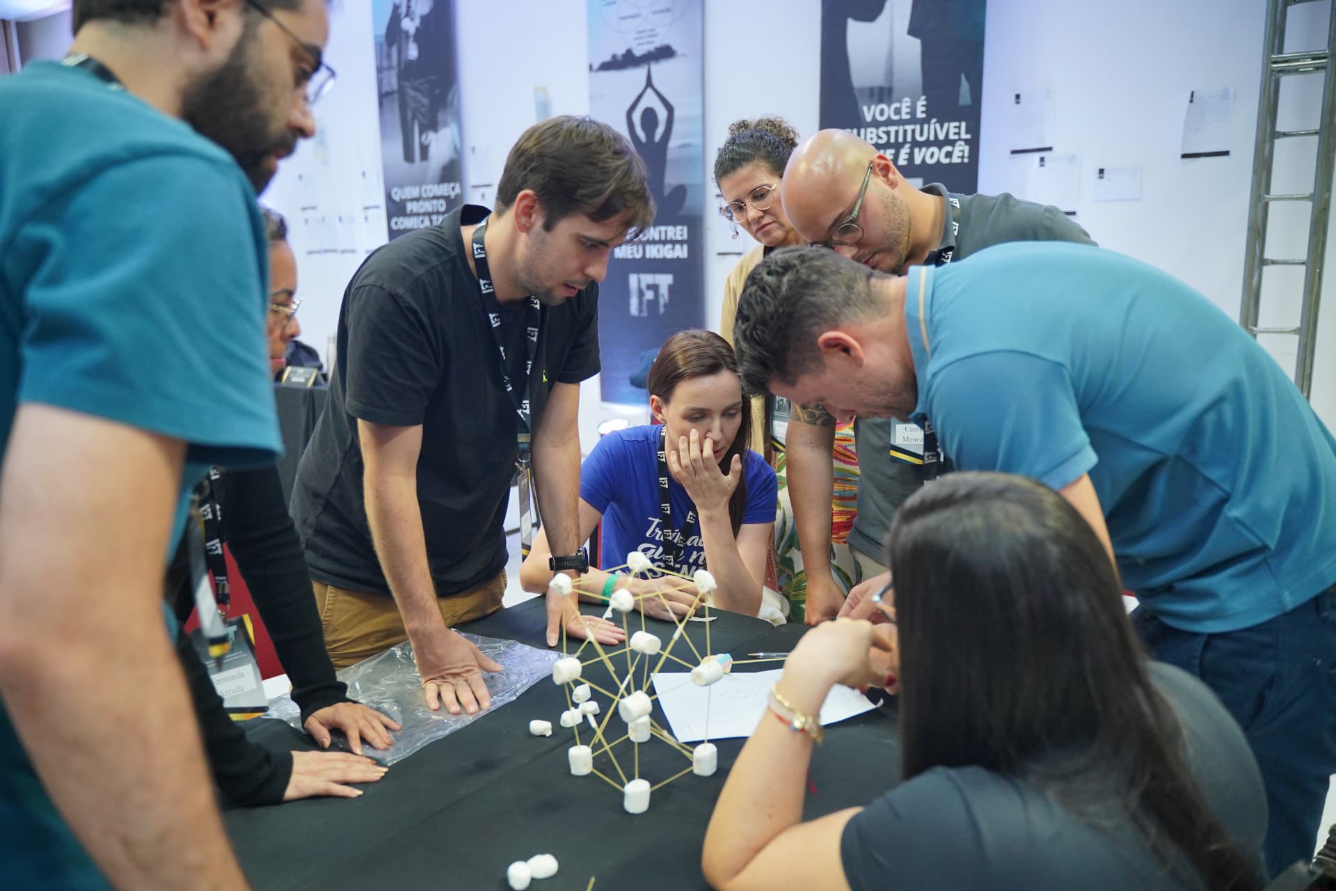 Participantes de um treinamento real do IFT realizando uma dinâmica em equipe