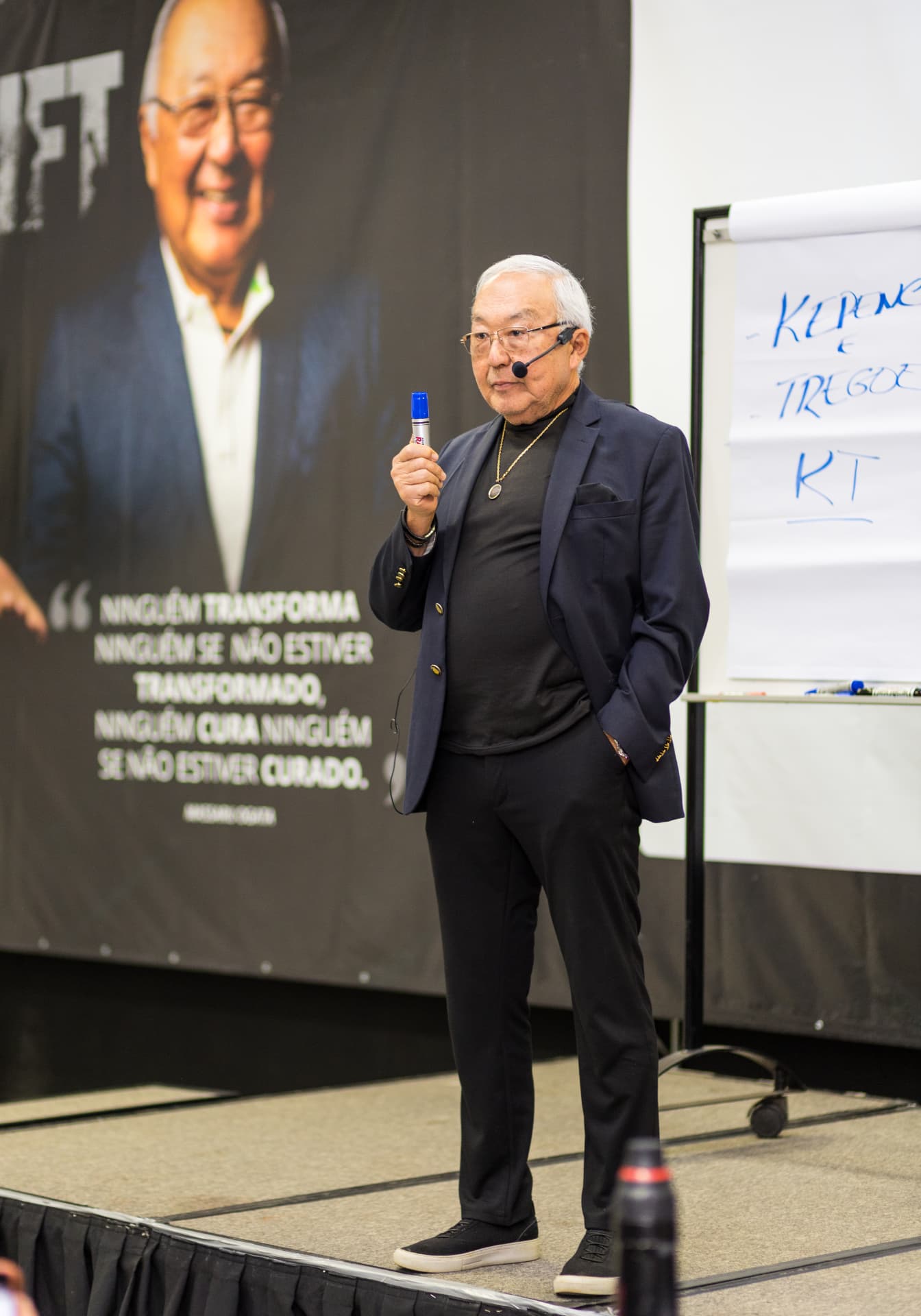Massaru Ogata em palco durante treinamento do IFT