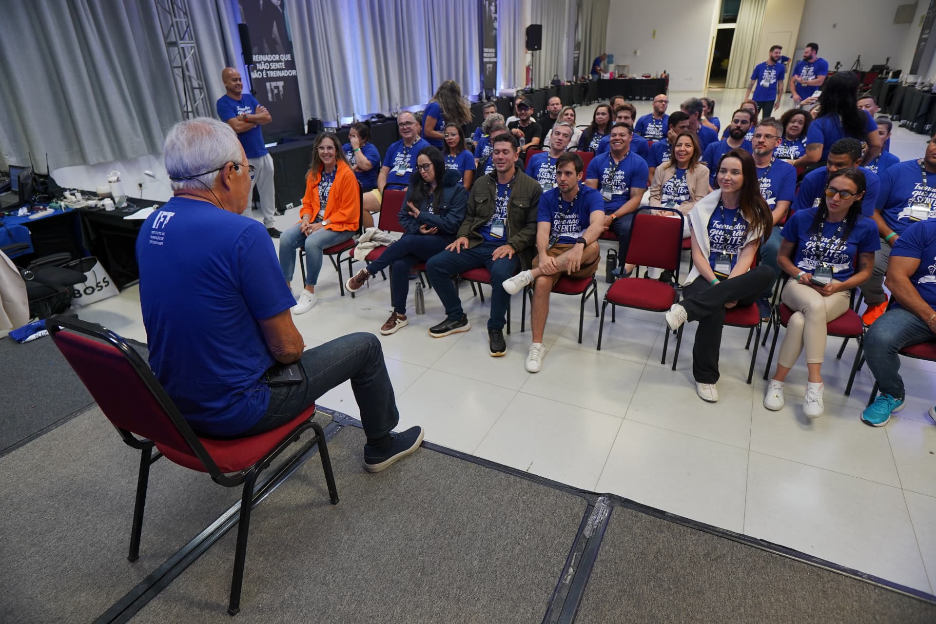 Massaru Ogata conduzindo um treinamento real do IFT diante de uma turma